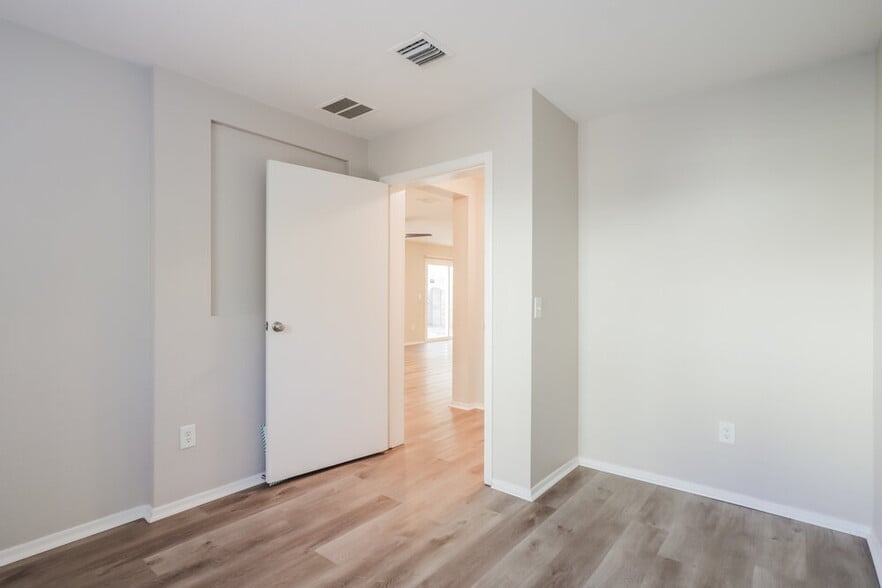 Building Photo - 2755 N Saramano Ln