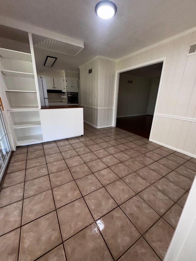 Building Photo - Charming 3 bedroom, 2 bathroom home featuring a fenced-in backyard and enclosed back porch. Fresh...