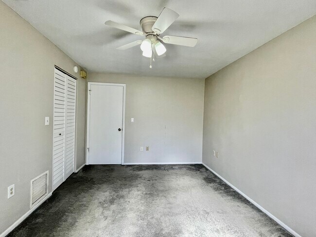 Building Photo - 1943 Sky Dr