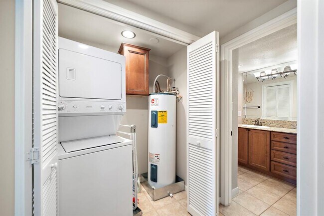 Building Photo - 2255 Braeswood Park Dr