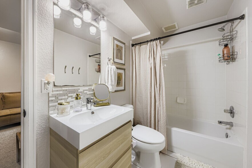 Building Photo - 7451 Bradburn Blvd