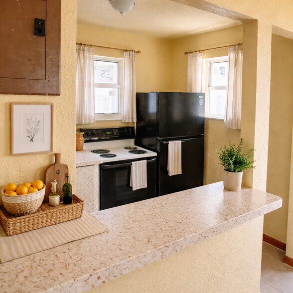 Building Photo - 520 N Tamarind Ave