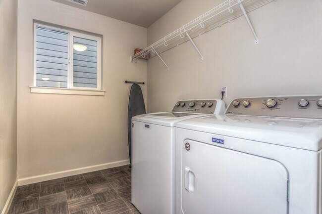 Building Photo - Spacious 3 Bedroom Home, Great Southeast B...