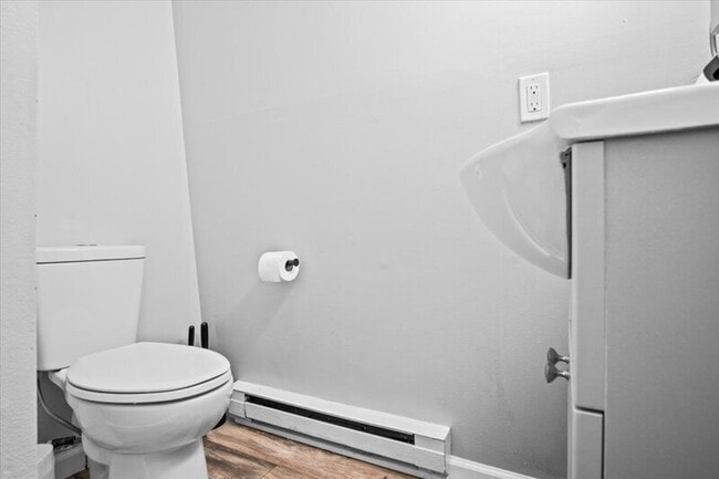 Building Photo - 1150 Country Club Dr