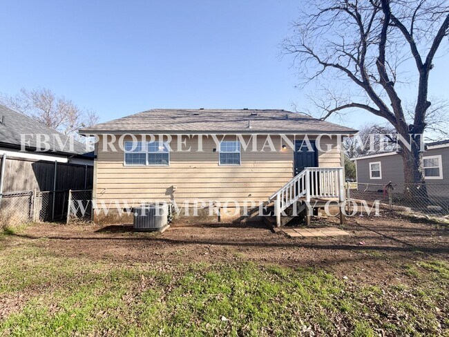 Building Photo - 493 Bryant Ave