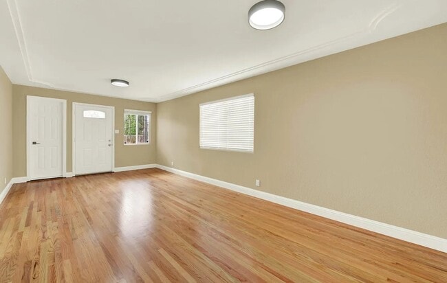 Building Photo - Single Family Home Available Now!!