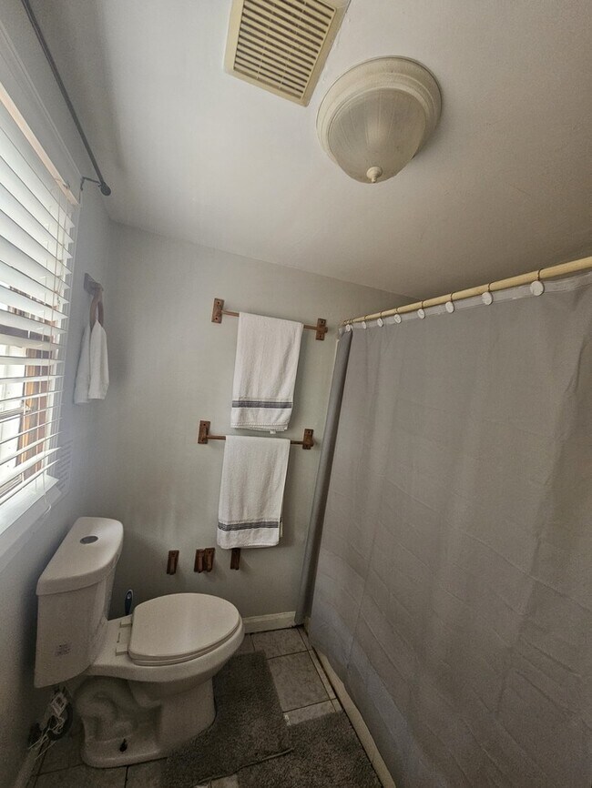 Building Photo - Furnished Three Bedroom Ranch Home