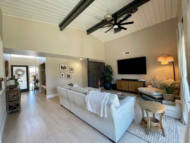 Building Photo - Gorgeous Mid century Modern home in San Carlos