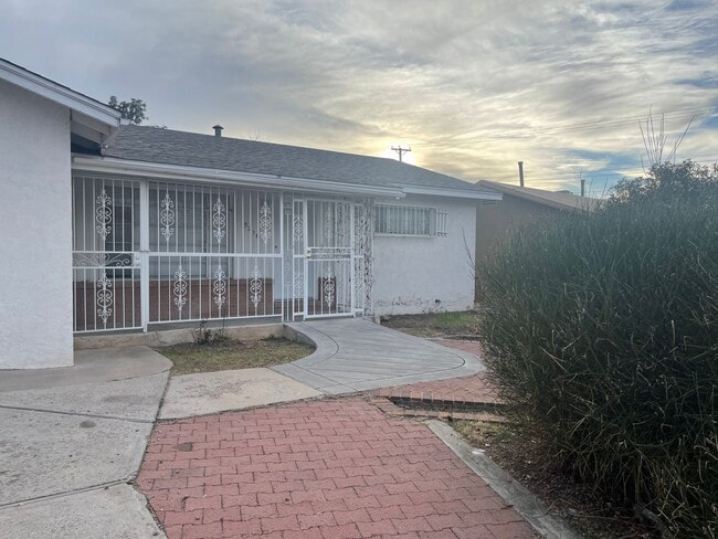 Building Photo - Northeast Hights Home