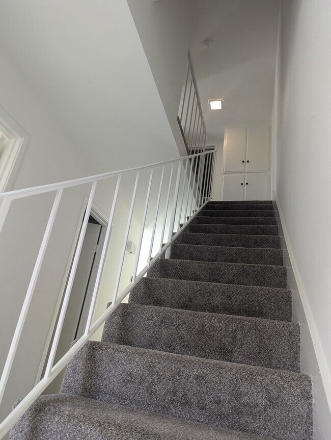 Building Photo - Clairemont Mesa 4 bed/2.5 bath townhouse rental available now!