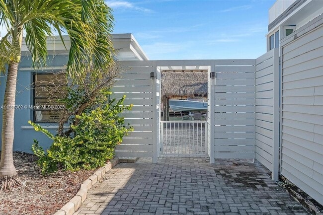 Building Photo - 230 Jolly Roger Dr