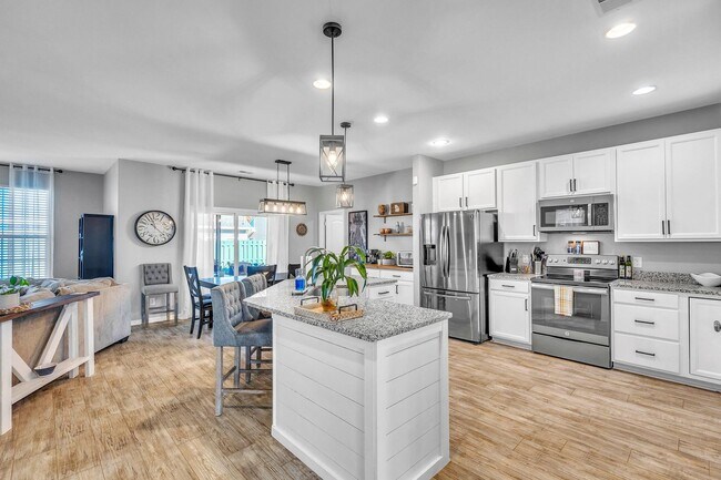 Building Photo - Stunning 4 Bed/2.5 Bath home in Creekside