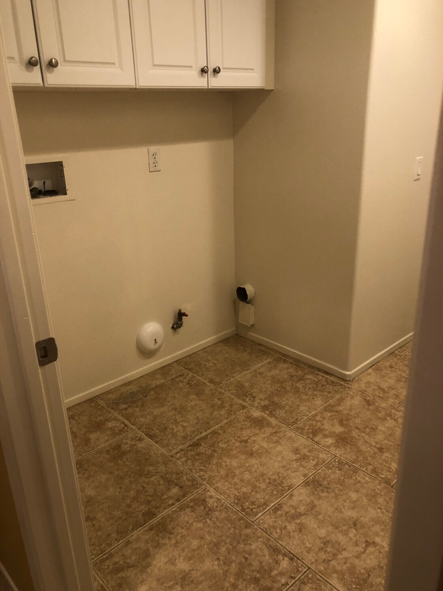 Washer and dryer hook up area ,tile floor , - 6395 Delgado Ln