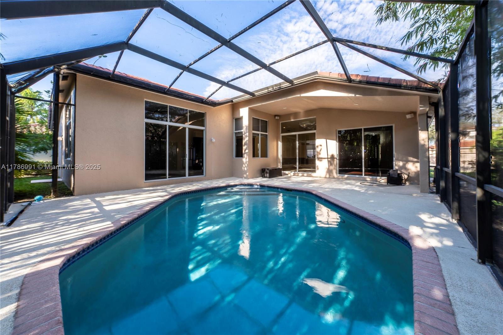 Building Photo - 2724 Oakbrook Dr