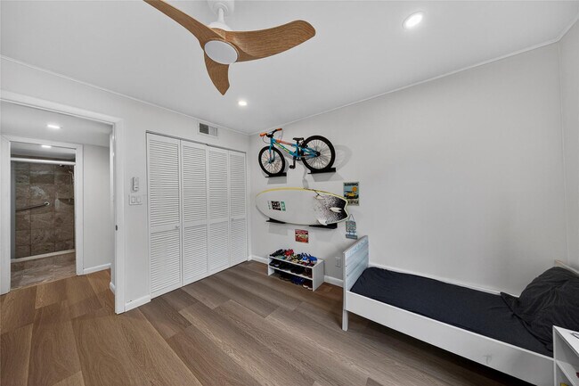 Building Photo - 700 SE 2nd Ave