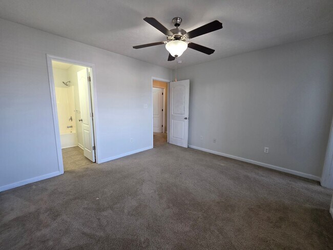 Building Photo - Charming Townhome Living in The Burroughs at Carolina Plantations!