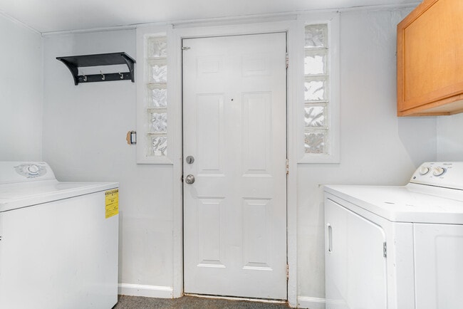 Building Photo - 7831 Summerfield Rd