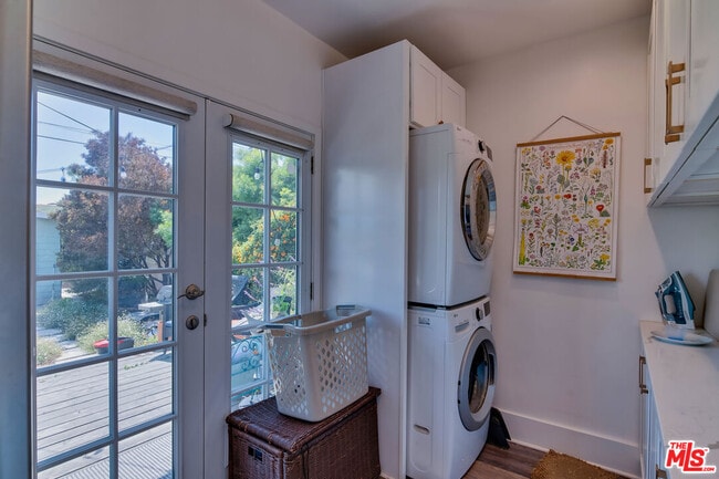 Building Photo - 1304 W 55th St