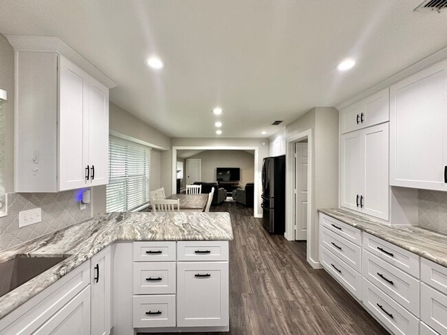 Building Photo - Updated 3-Bedroom 2.5 Bath Retreat in Whit...