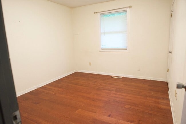 Building Photo - 1504 N 75 Dr