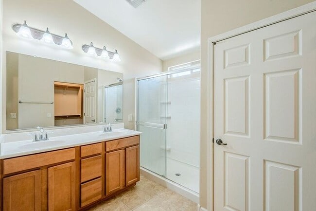 Building Photo - Bright & Airy 4-Bedroom in Willow Ridge Co...