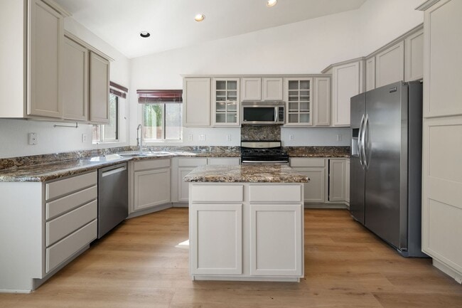 Building Photo - Beautifully Updated 4-Bedroom Home with 3-...