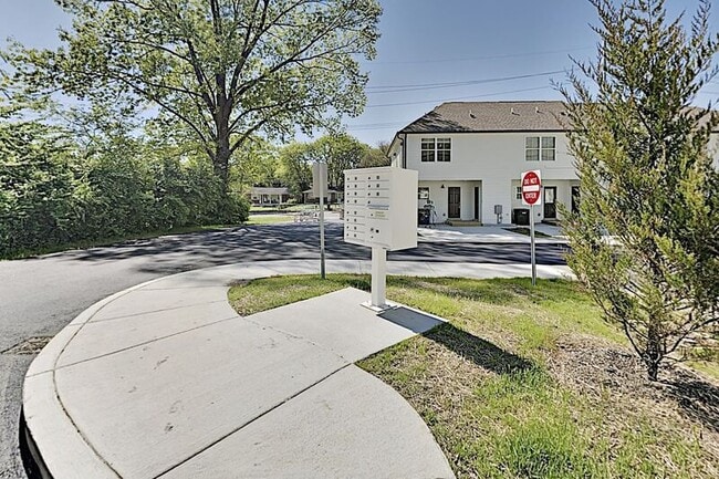 Building Photo - Newer Construction Townhome in Madison