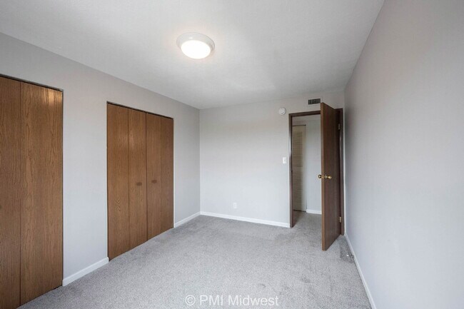 Building Photo - "Charming 2-Bed Oasis with 1.5 Baths in Sh...