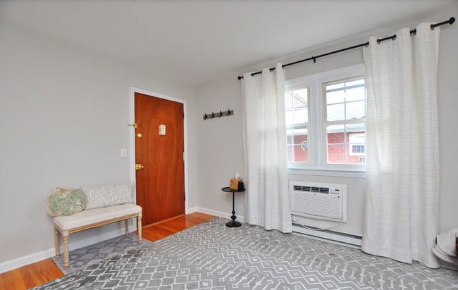 Building Photo - 5 Tunxis Pl