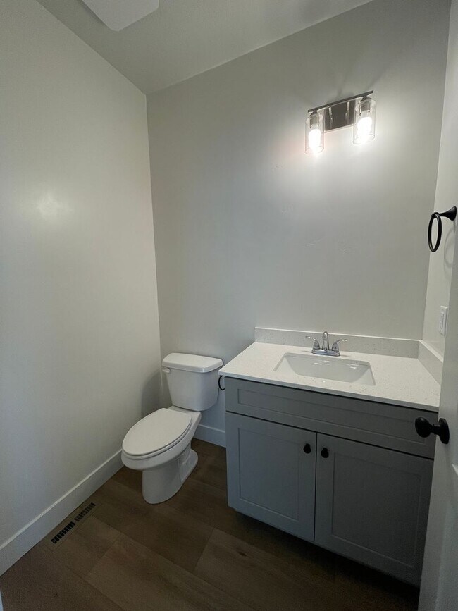 Building Photo - Freshly Updated Townhome with Walk-In Clos...
