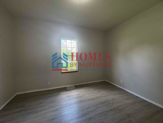 Building Photo - Two Bedroom House | Move in Ready