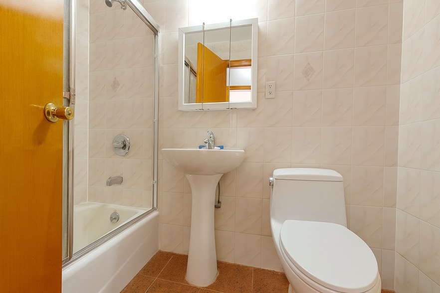 Building Photo - 6263 Ellwell Cres