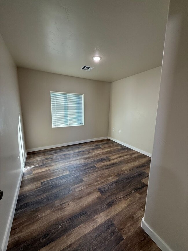 Building Photo - Gorgeous 2 Bedroom/1 Bathroom Home