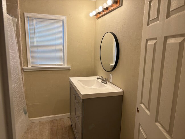 Building Photo - 607 Linda Vista Dr