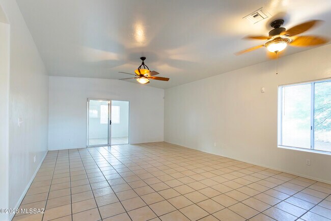 Building Photo - 392 Falcon Ct