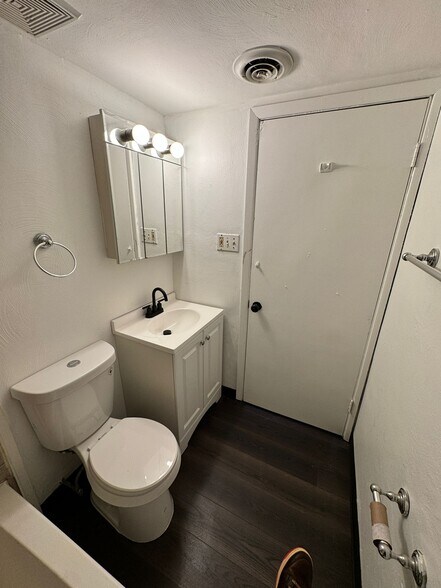 Building Photo - 303 Peebles St