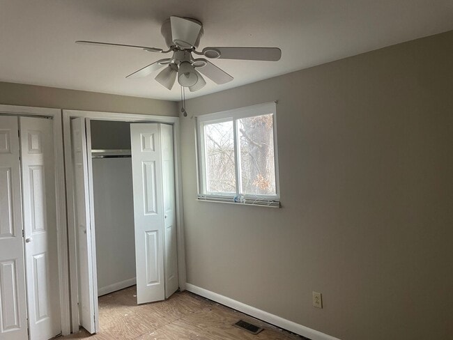 Building Photo - W Knox Townhouse 2BR/1.5BA + Basement