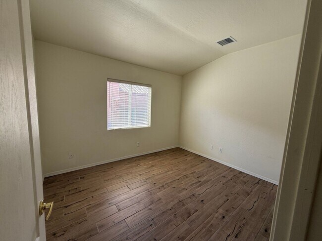 Building Photo - 2 Bedroom 2 Bath in Gated Community in Amante at Verde Fanta Fe Contact Property Pros 928-634-7710