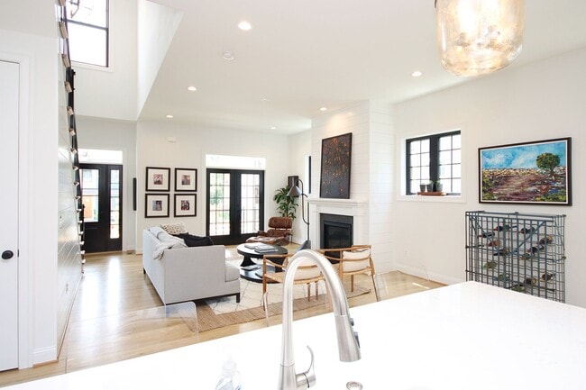 Building Photo - Beautiful, Custom-Built Pet-Friendly Lochlyn Hill Home