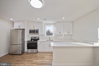 Building Photo - 555 S Marlyn Ave