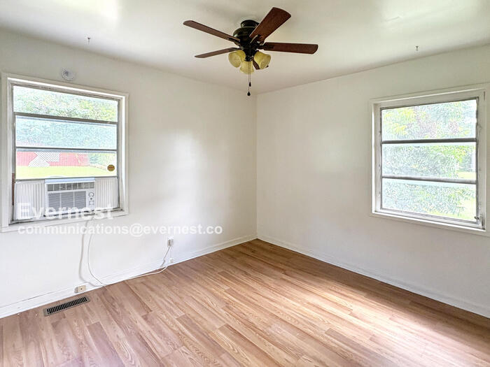 Building Photo - 1549 Elm St SW