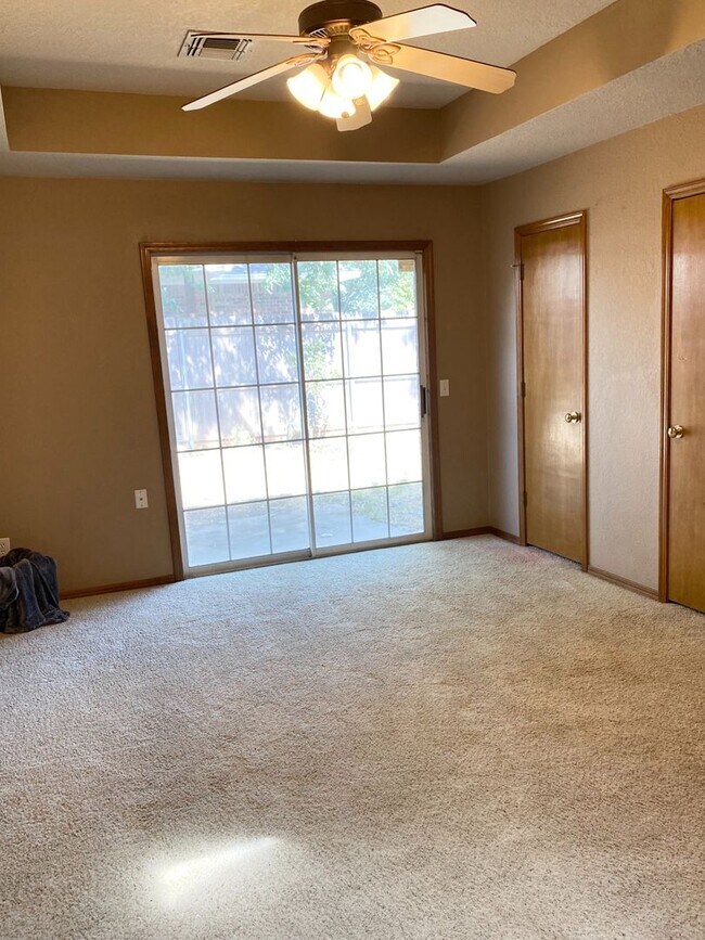 Building Photo - 631 Stoneridge Dr