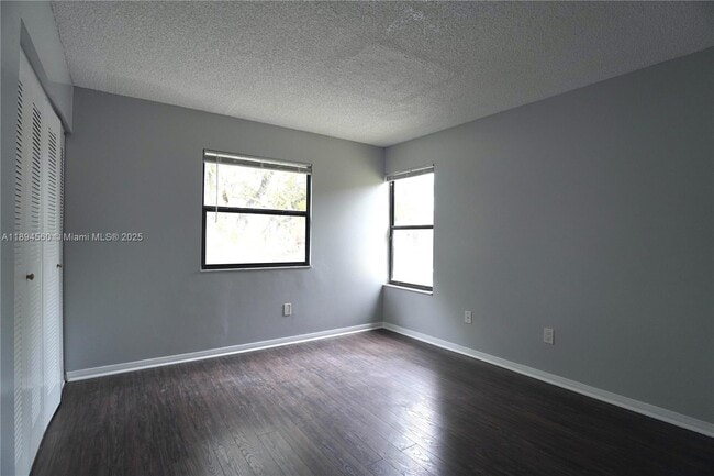 Building Photo - 410 Lakeview Dr E