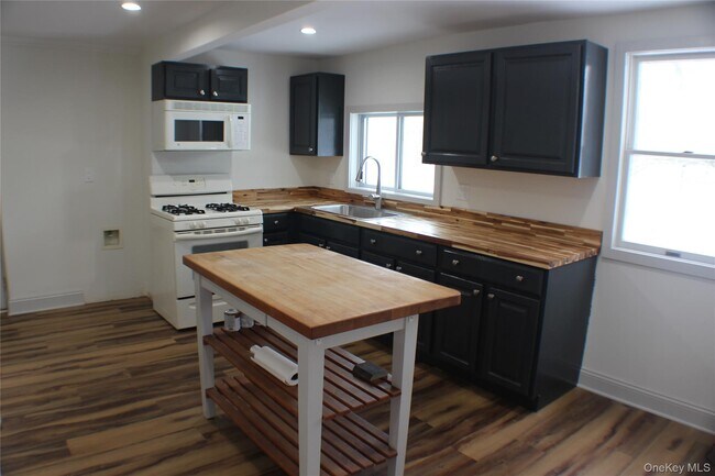 Building Photo - 1710 NY-300