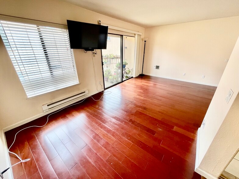 Building Photo - 300 Glenwood Cir