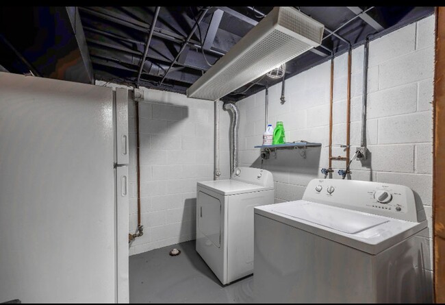Building Photo - Beautiful 2 Bedroom, 2 Bathroom Townhouse ...