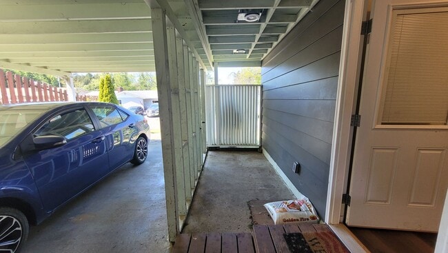 Building Photo - Family Home in Desirable Neighborhood!
