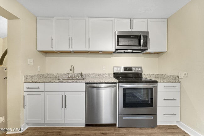 Building Photo - 1020 E 14th Ct