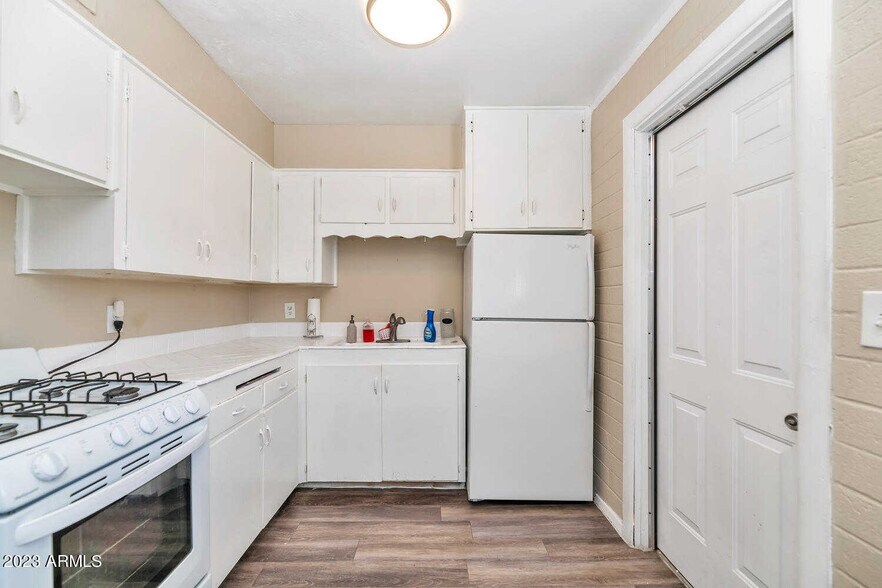 Building Photo - 3123 W Almeria Rd