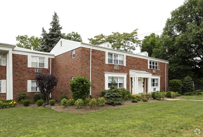 Building Photo - Taylor Gardens